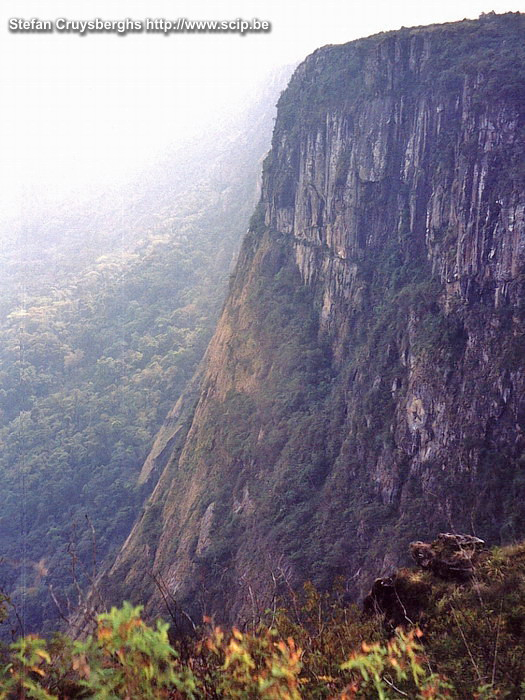 Nyanga - Mtarazi Falls We bezoeken Nyanga park. Allereerst rijden we naar de Pungwe falls en daarna naar Mtarazi View en Falls. Deze waterval bestaande uit twee gedeeltes is met zijn 762 meter de hoogste van het land. Ook hier blijven we een tijdje aan diepe afgrond zitten om te genieten van het indrukwekkende zicht. Stefan Cruysberghs